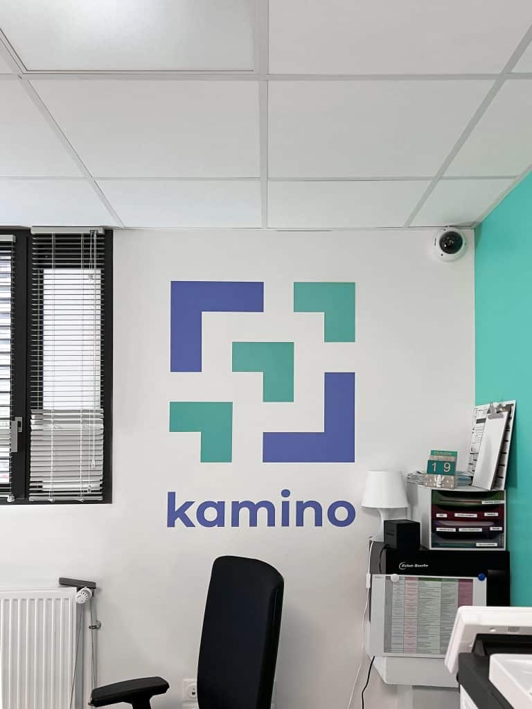 Image d'un bureau de responsable de résidence Kamino décoré du logo. Insertion professionnelle.