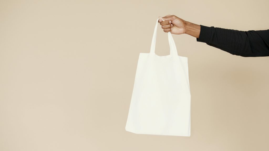 Une femme portant un tote bag beige favorisant l'éco-responsabilité