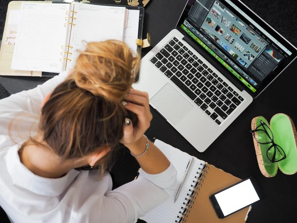 Une femme ressentant stress au travail